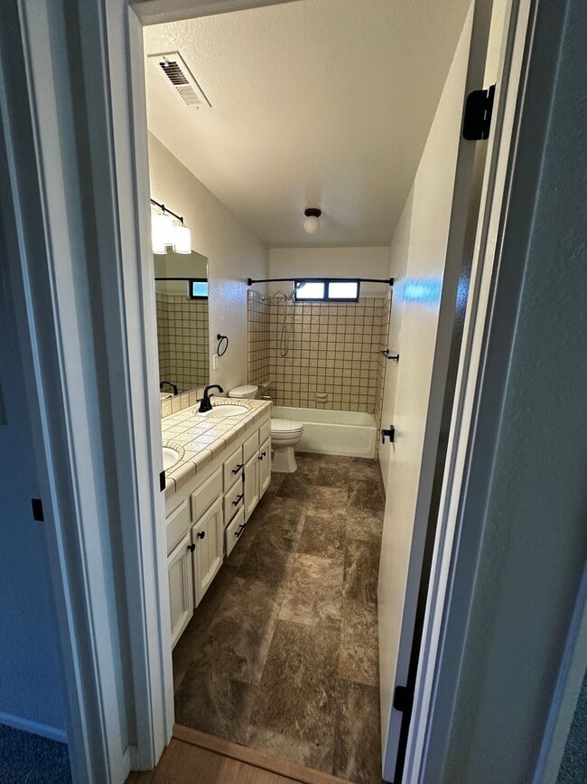 Building Photo - Remodeled Vintage home just 1 block from t...