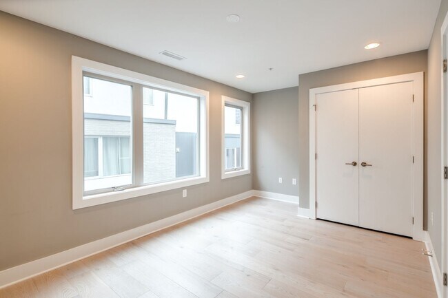 Building Photo - Northern Liberties Townhome with Parking
