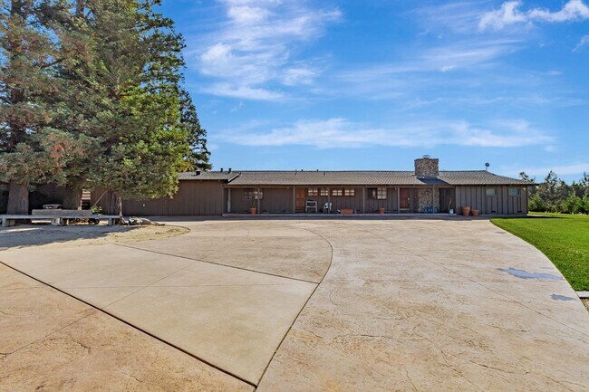 Building Photo - 9270 Linda Vista Ln