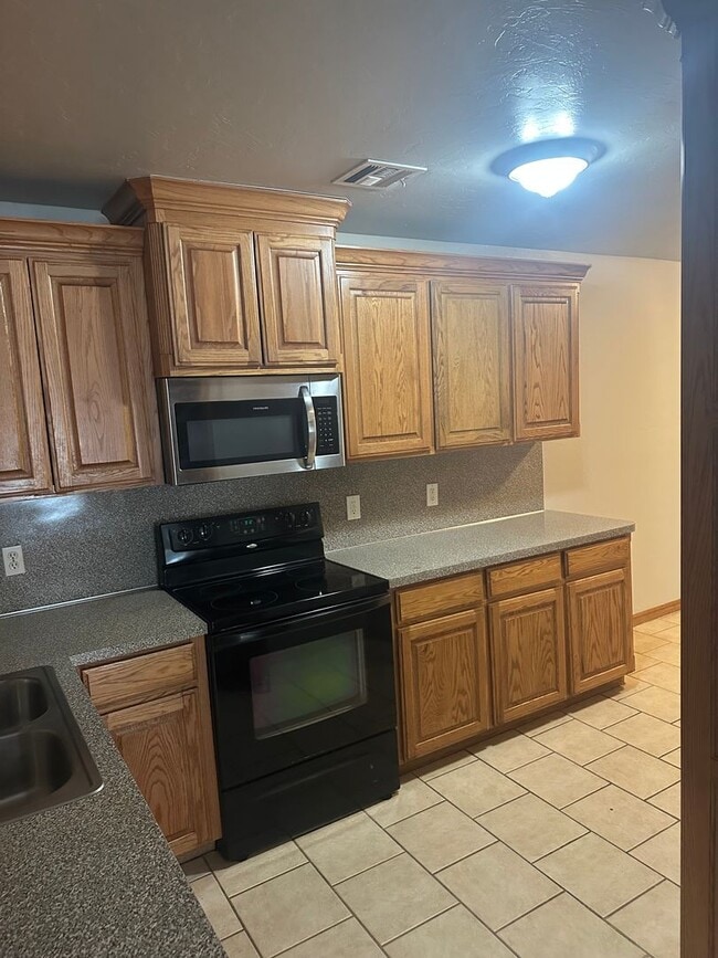 Building Photo - 3 bedroom, 2 bathroom, 2 car garage