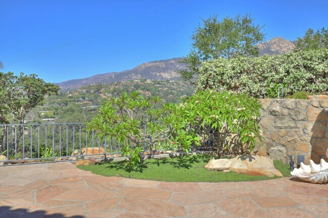 Building Photo - Breathtaking Private Estate