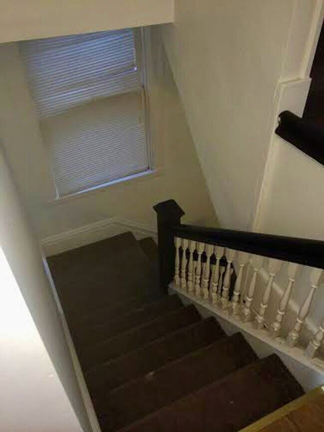 Building Photo - *** Amazing Shadyside Apartment * Walk to everything * Pet Friendly * Duplex Style Apartment * Lu...