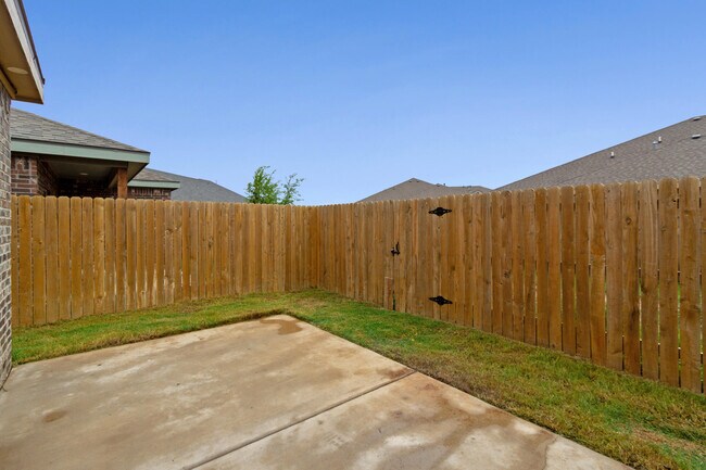 Building Photo - 5708 Kemper St