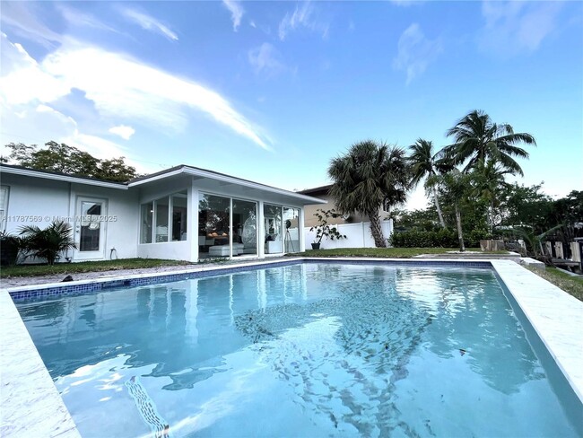 Building Photo - 2424 Tortugas Ln