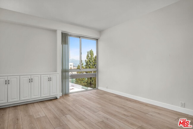 Building Photo - 320 N Maple Dr