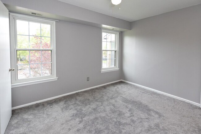 Building Photo - 10-B SUMAC CT