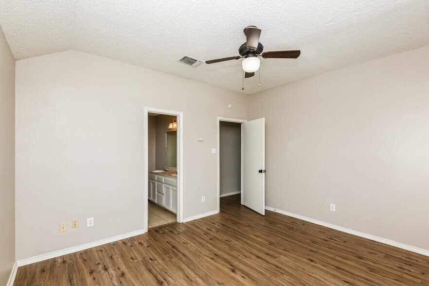 Building Photo - 804 Brittany Dr