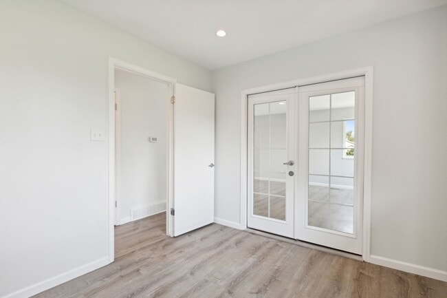 Building Photo - Beautifully Renovated 3bed / 2bath in PRIM...