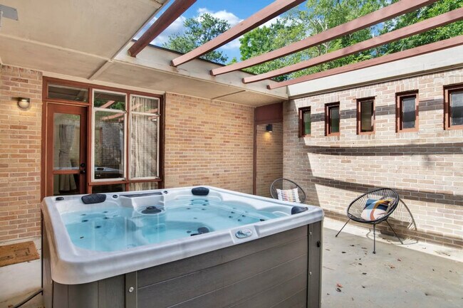 Building Photo - 305 Indian Creek Dr E