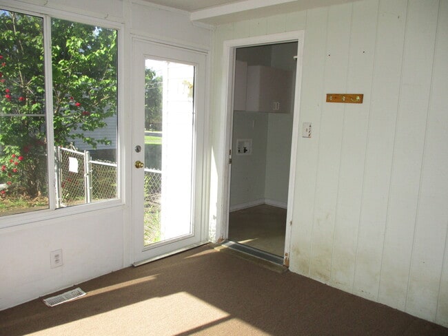 Building Photo - 3 Bedroom Pet Friendly Home For Rent!