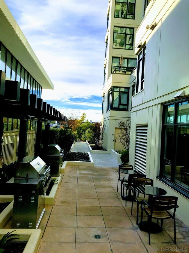 Building Photo - 475 Redwood St