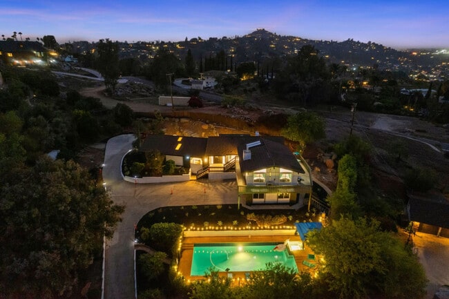 Building Photo - 5048 Bluff Pl