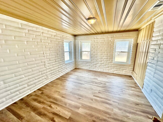 Building Photo - Fully Renovated West Fresno 4/2