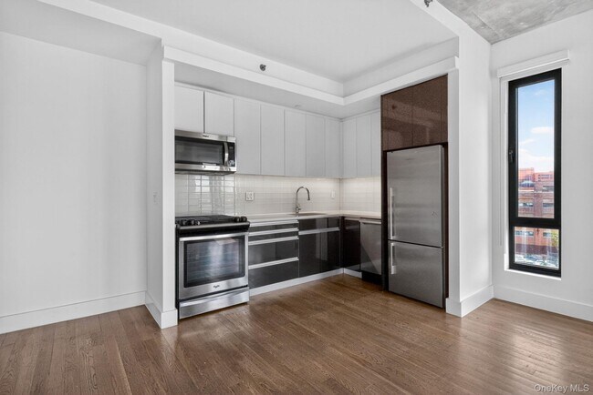 Building Photo - 225 E 138th St