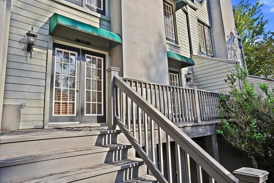 Building Photo - 1330 Roxbury Ct