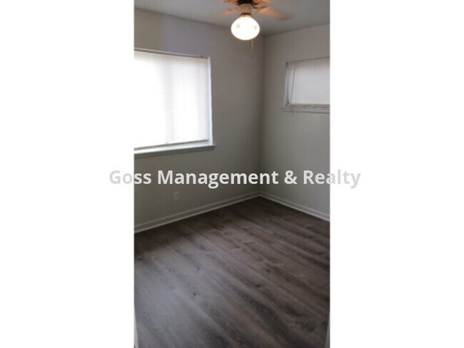 Building Photo - AVAILABLE NOW!!!