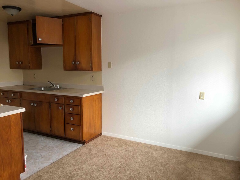 Kitchen - 8402 E McKinley Ave