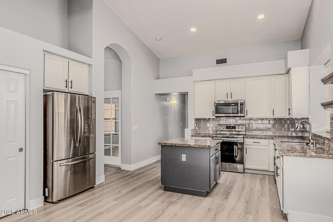 Building Photo - 6410 W Buckskin Trail