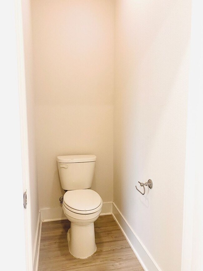 Building Photo - Stunning 4-Bed, 3-Bath Beauty, 2,117 sq. ft. of Pure Comfort and Style!