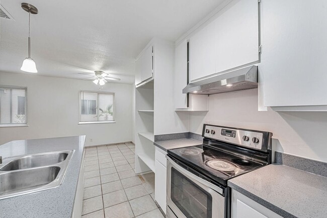 Building Photo - 2 Story Condo in Charry Plaza HOA