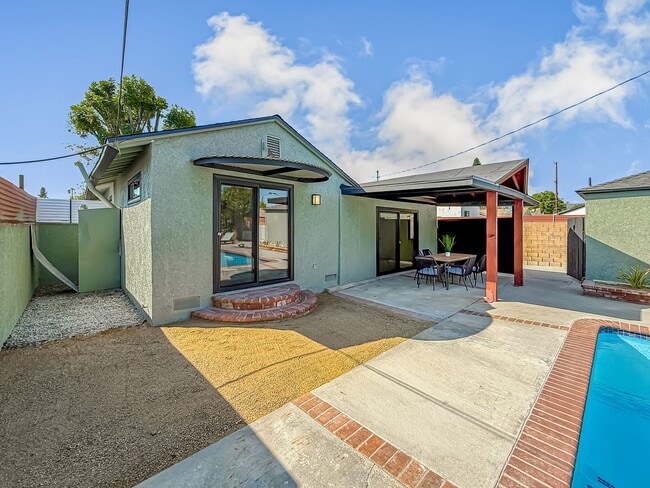 Building Photo - Upgraded 3+2 w/pool, gourmet kitchen + family room!