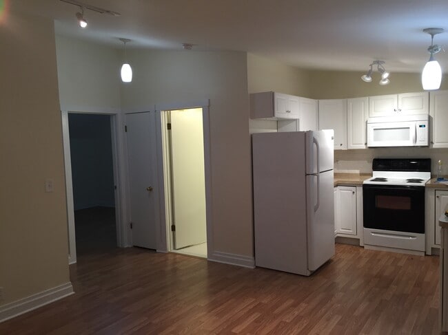 Building Photo - 62 E Market St