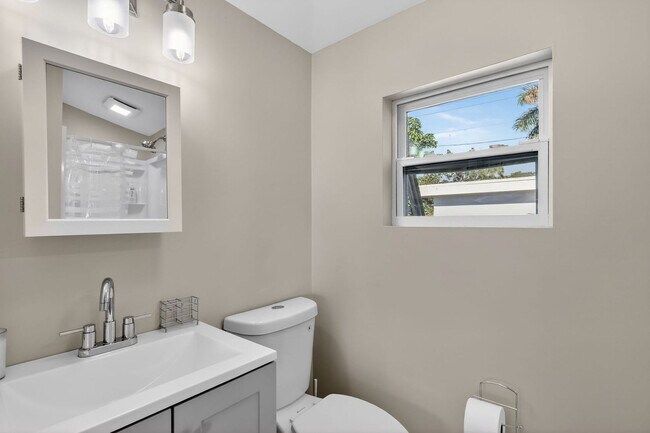 Building Photo - 823 Avenida Hermosa