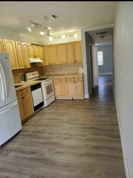 Refrigerator has been updated to a stainless steel samsung side by side - 5628 Hayes St