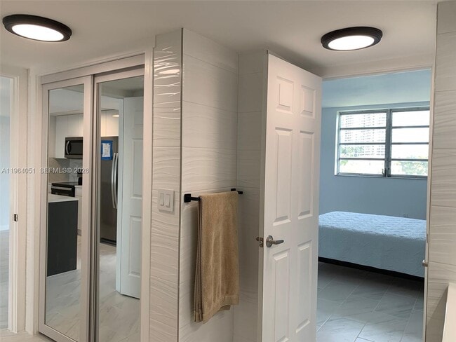 Building Photo - 2980 Point E Dr