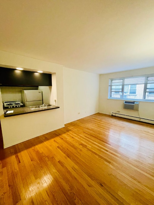 Building Photo - 535 W Briar Pl