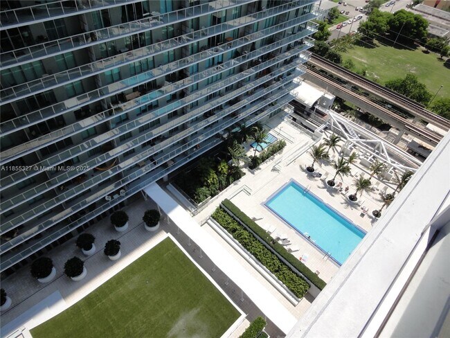 Building Photo - 1111 SW 1st Ave
