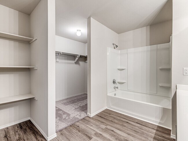 Building Photo - 629 W Lola Dr