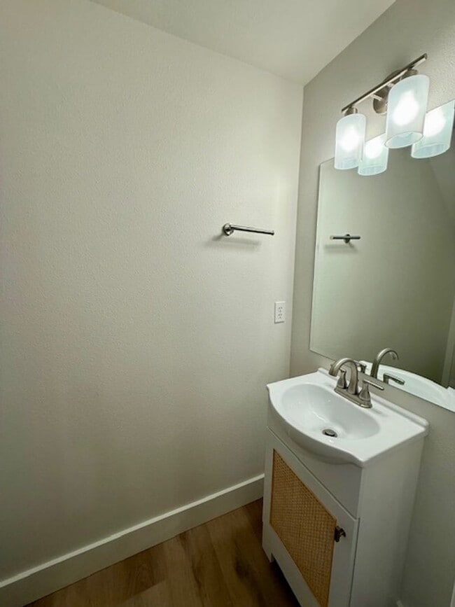 Building Photo - Beautifully renovated in NW Bend!  A/C!