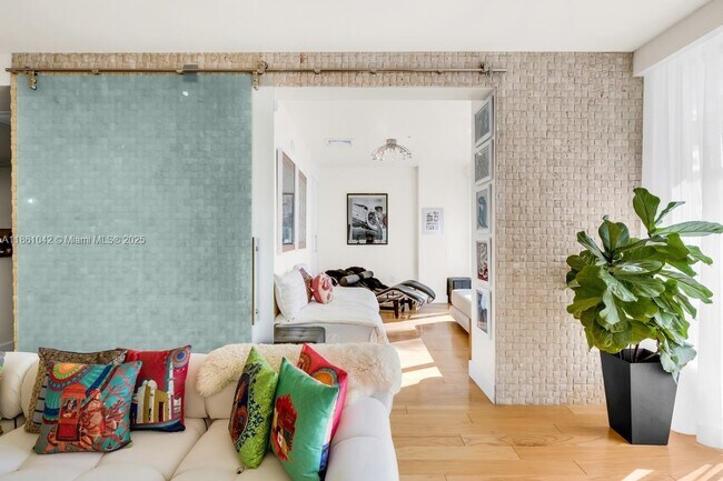 Building Photo - 10275 Collins Ave