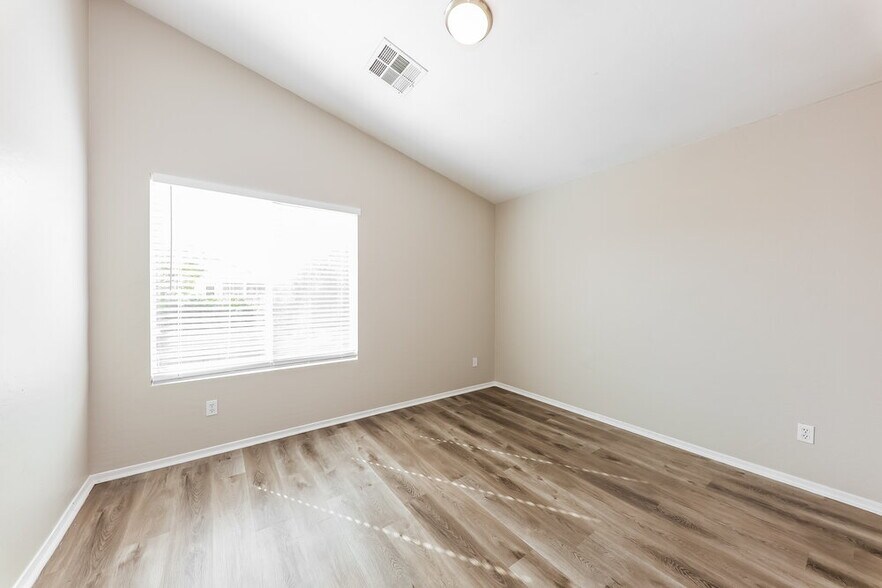 Building Photo - 14837 W Columbine Dr