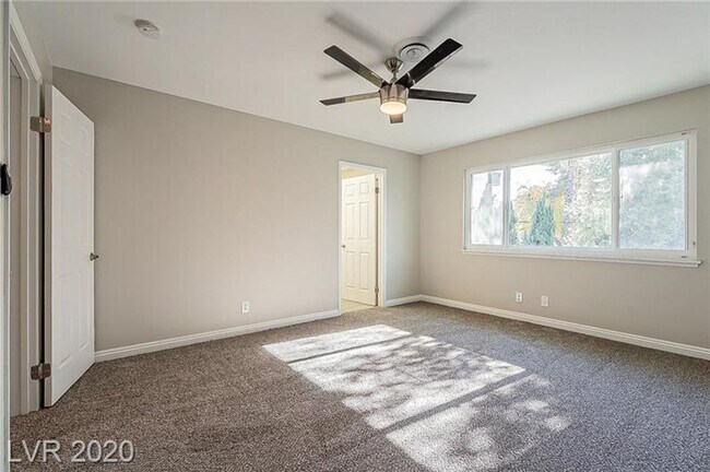 Building Photo - Amazing pool home is great location!!