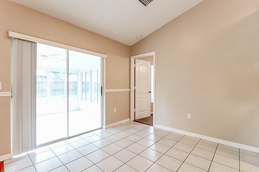 Building Photo - 656 Lakemont Dr