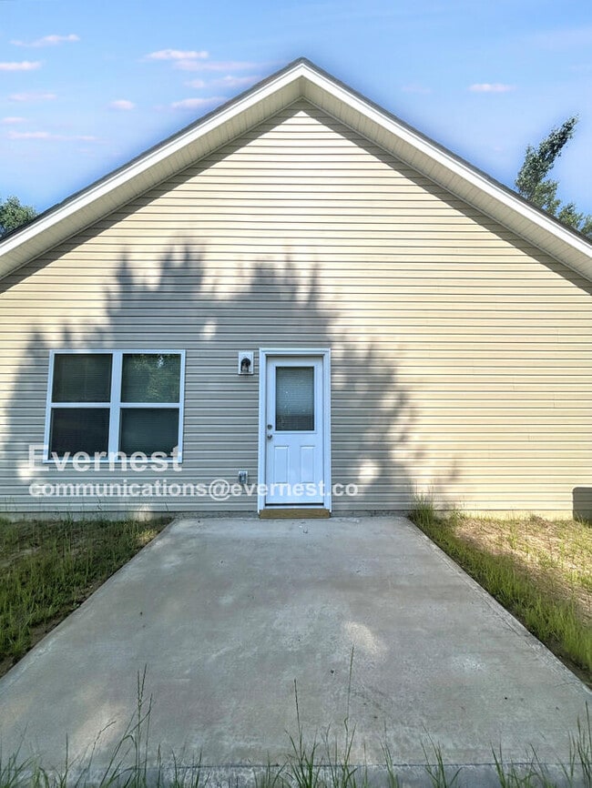 Building Photo - Modern Comfort: 3 Bed, 2 Bath Home with Attached Garage and Appliances | Pet Friendly | Available...