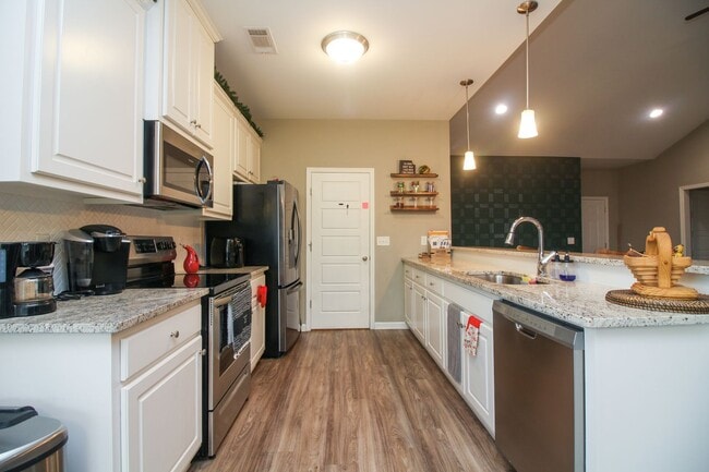 Building Photo - Newer 3 bedroom, 2 bath Phenix City Home w...