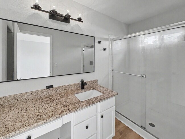 Building Photo - 6501 San Antonio Dr NE