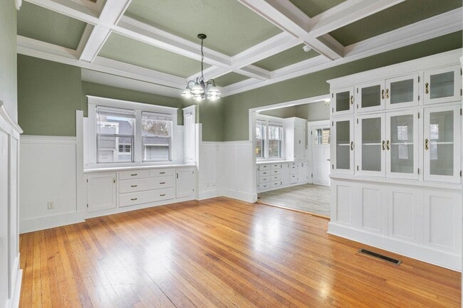 Building Photo - 7 Rose Ave