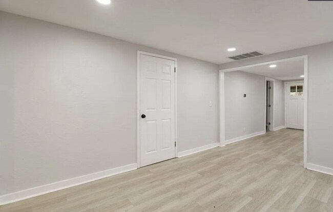 Building Photo - Charming 2 Bedroom Home on a Large Private Lot!