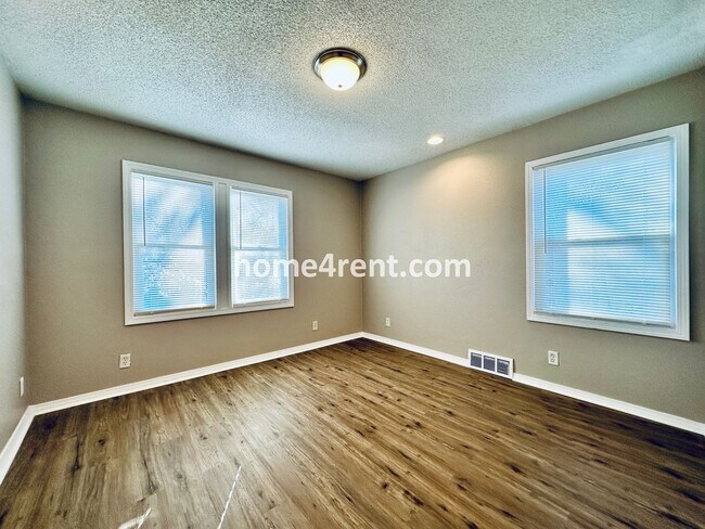 Building Photo - Featuring Wood Floors, SS Appliances, Upda...