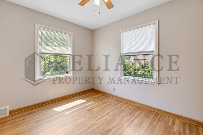 Building Photo - 726 S Apache Dr