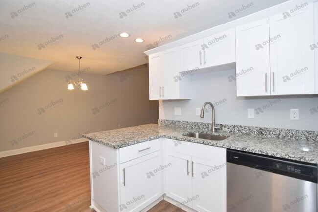 Building Photo - Like new 3 bed/3 bath single-family home f...
