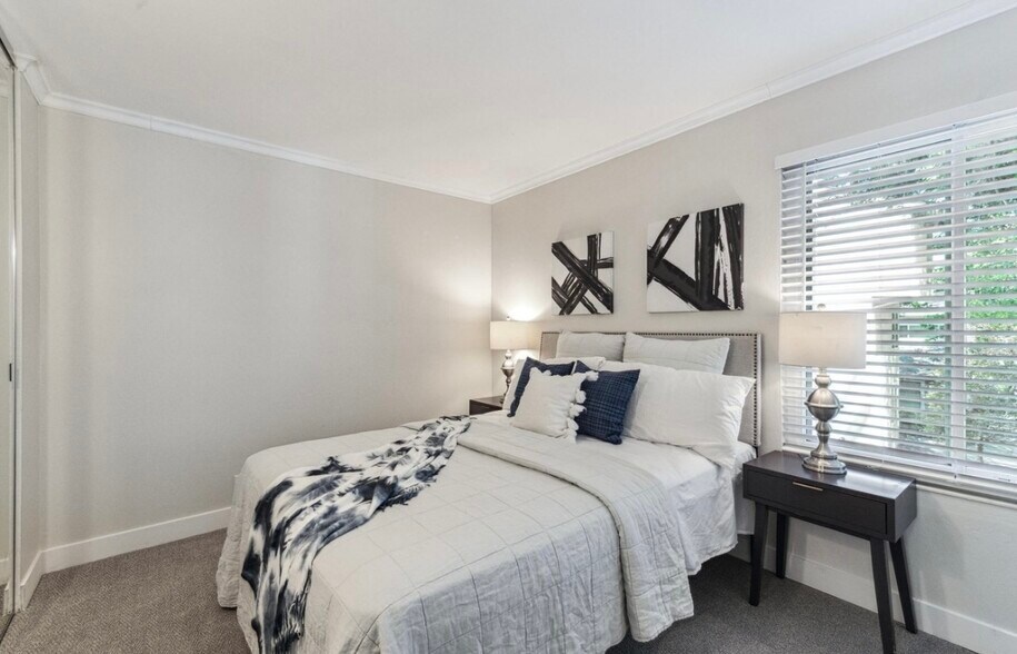 Building Photo - 2724 Oak Rd