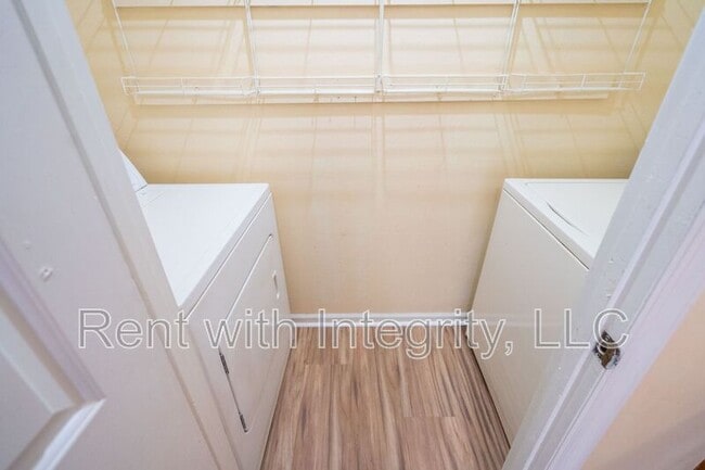 Building Photo - 1500 Twin Lakes Cir