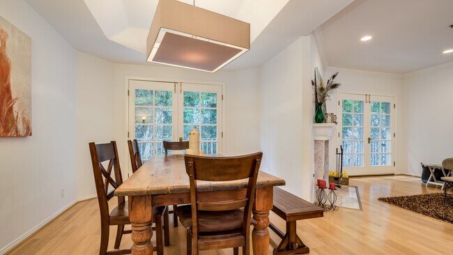 Building Photo - 2025 S Beverly Glen Blvd