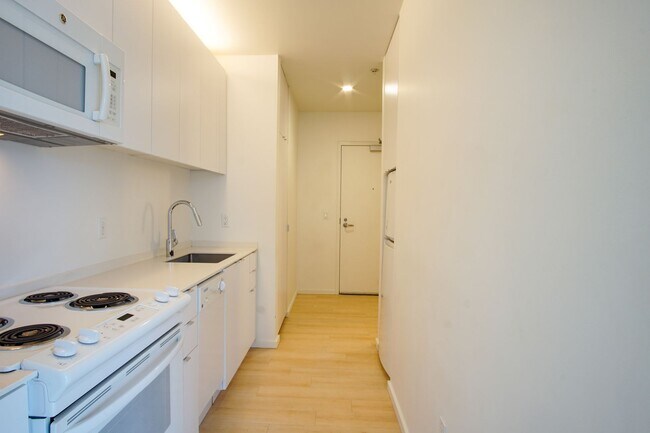 Building Photo - Buckman: Light & Bright 1 Bdr with D/W, A/C, W/D & FREE RENT!