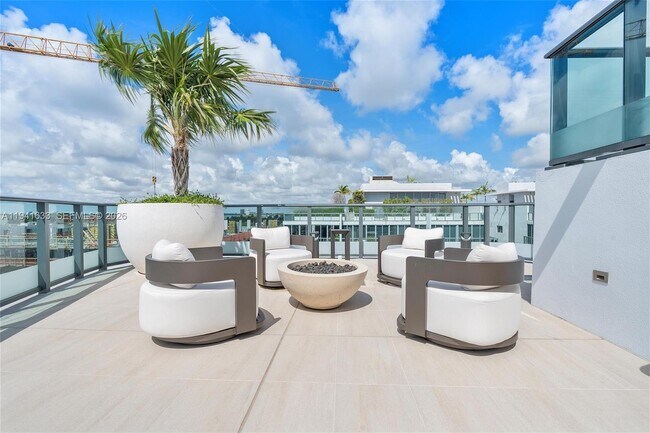 Building Photo - 9901 W Bay Harbor Dr